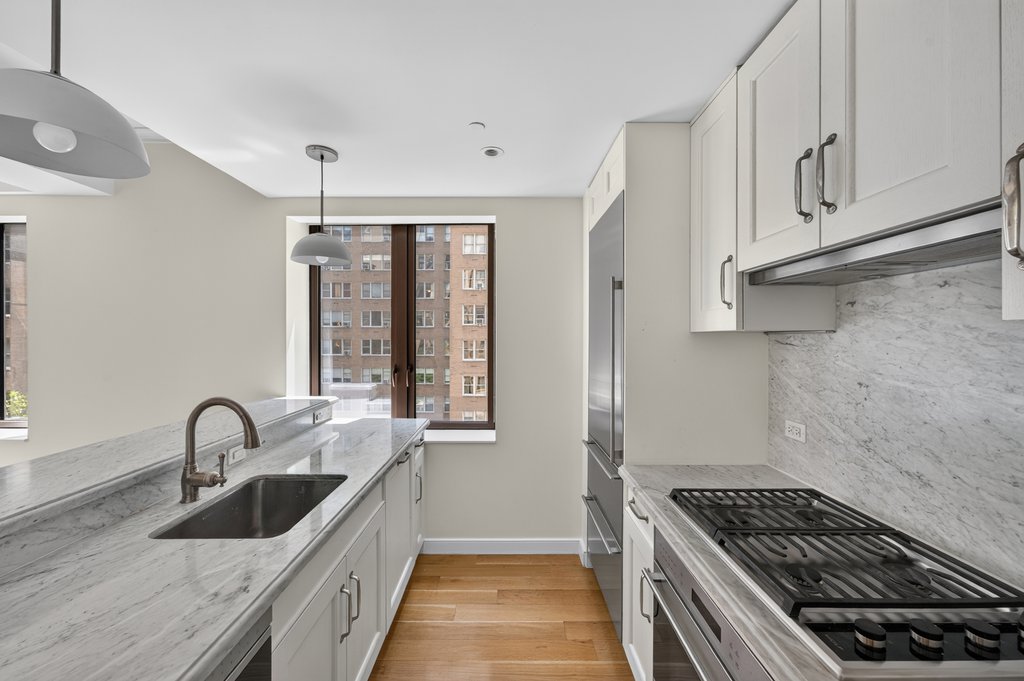 225 East 19th Street, Unit 402 photo 3