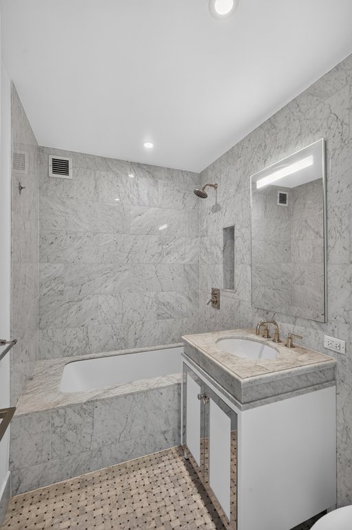 225 East 19th Street, Unit 402 photo 7