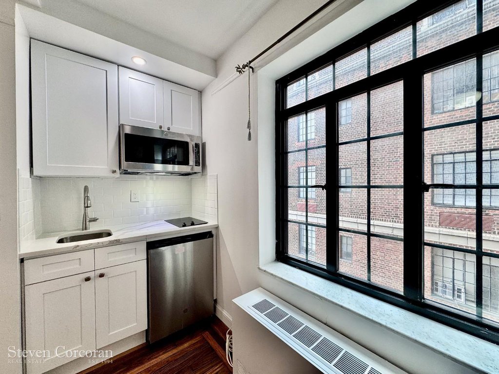 25 Tudor City Place, Unit 1910 photo 2