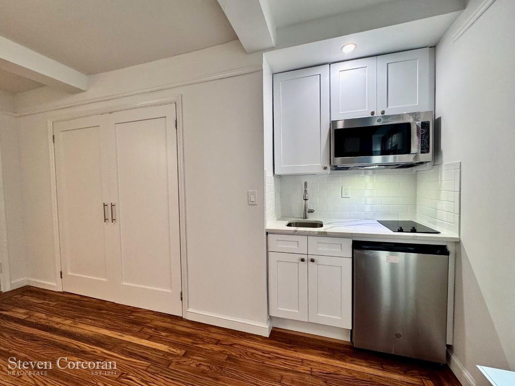 25 Tudor City Place, Unit 1910 photo 6