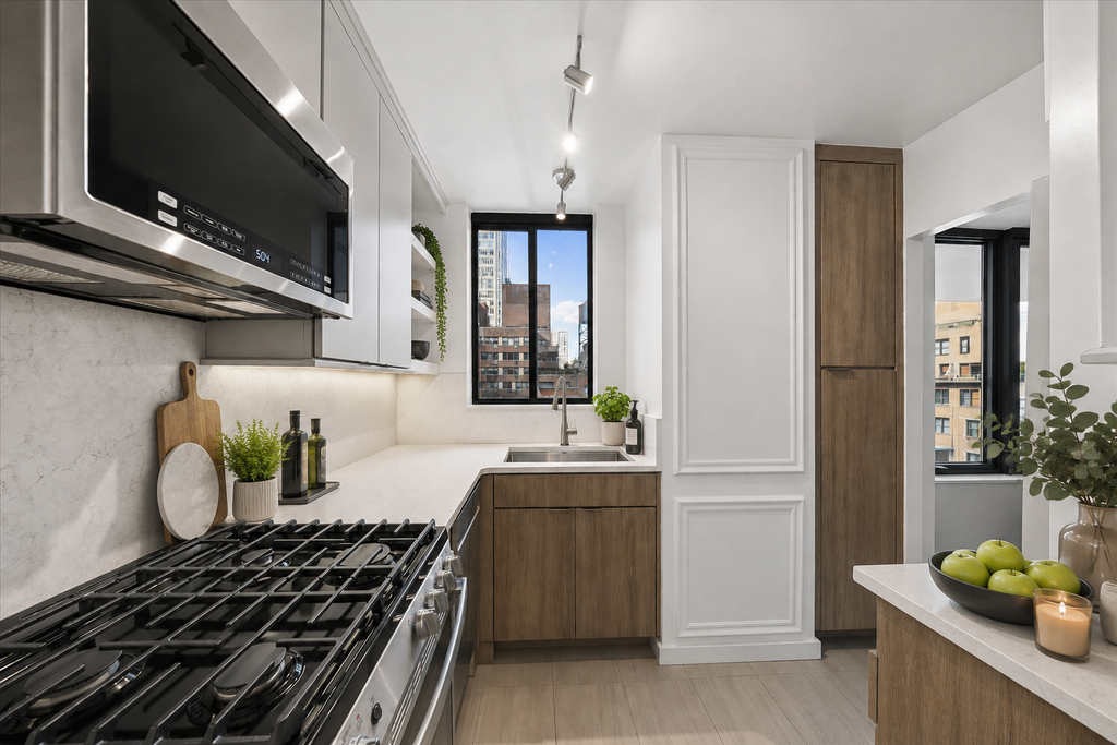 309 East 49th Street, Unit 11C photo 4
