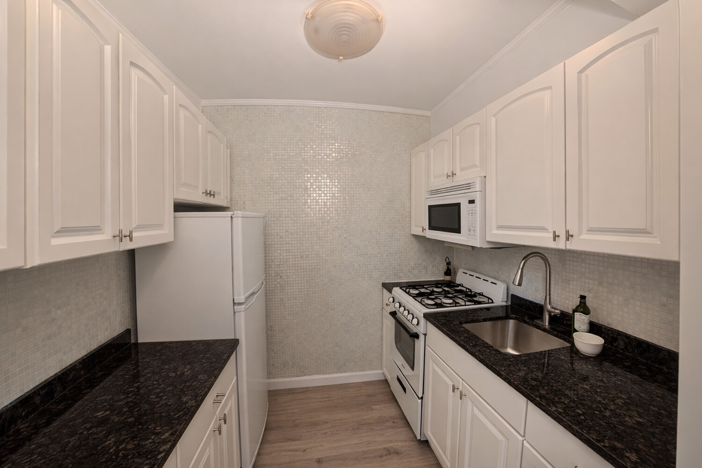333 East 46th Street, Unit 4J photo 4