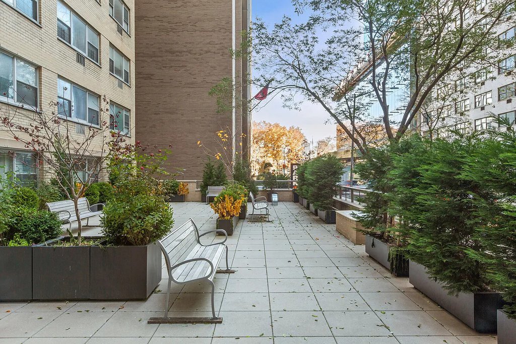 333 East 46th Street, Unit 4J photo 7