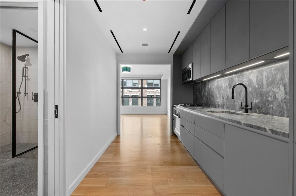 547 West 47th Street, Unit 406 photo 2