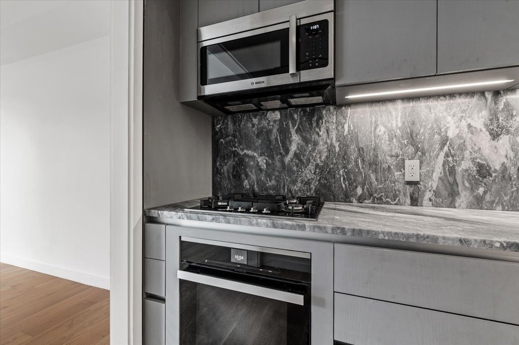 547 West 47th Street, Unit 406 photo 6