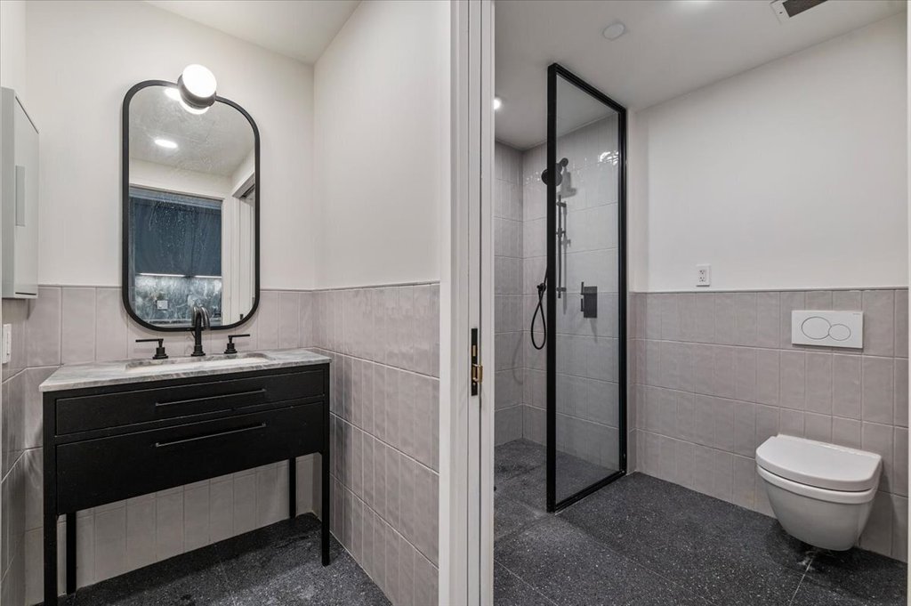 547 West 47th Street, Unit 406 photo 17
