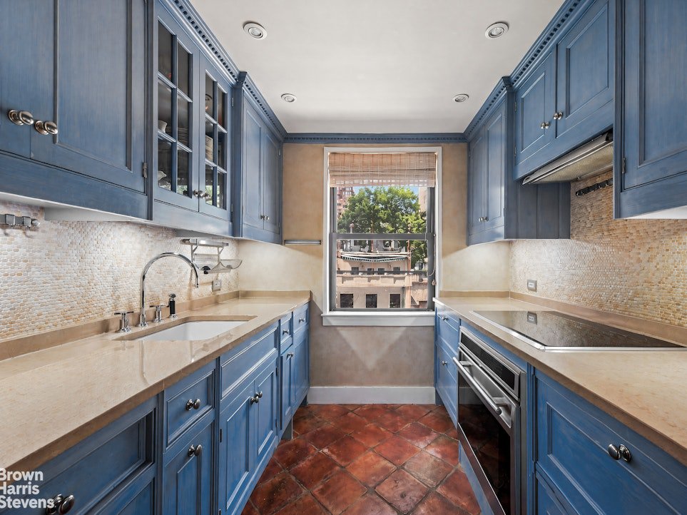 235 East 49th Street, Unit 5B photo 4