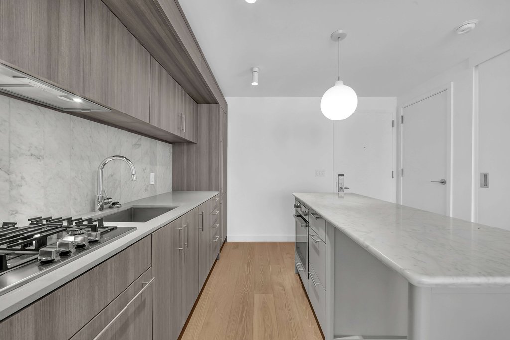 234 East 46th Street, Unit 703 photo 4