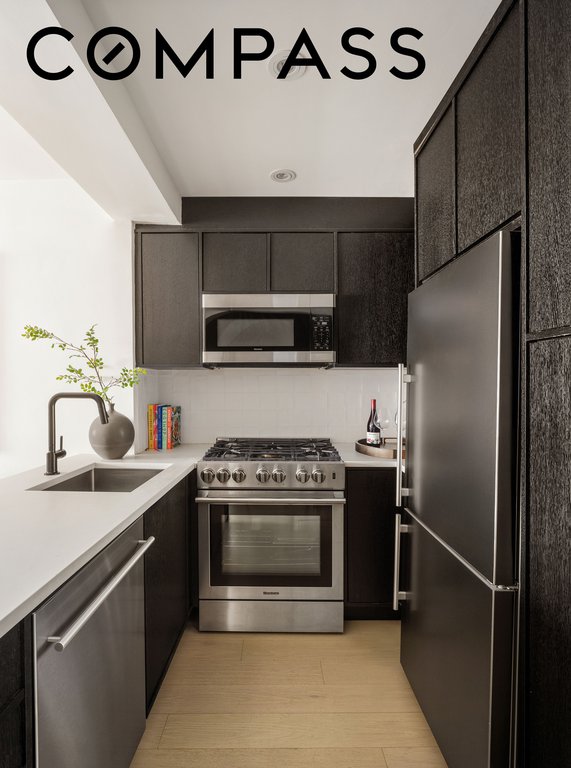 33 Greenwich Avenue, Unit 2M photo 4
