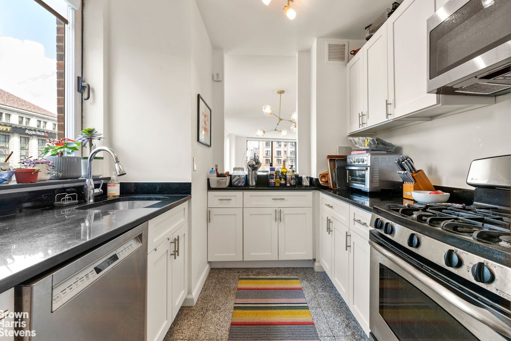 201 West 72nd Street, Unit 8K photo 4