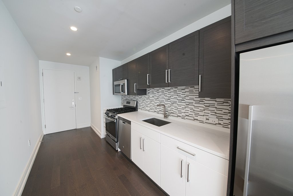 555 Tenth Avenue, Unit 16G photo 4