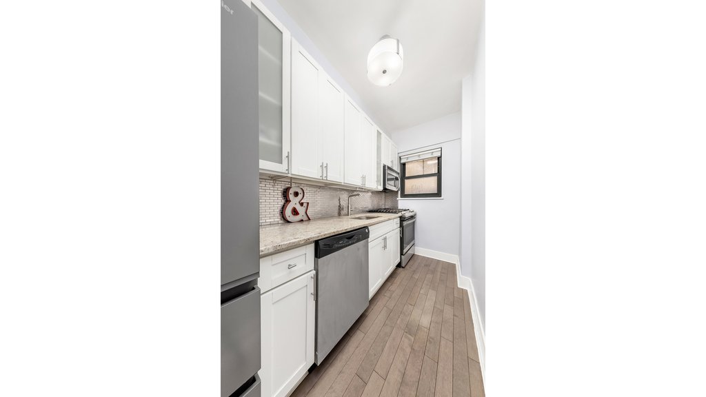 200 East 36th Street, Unit 1H photo 4