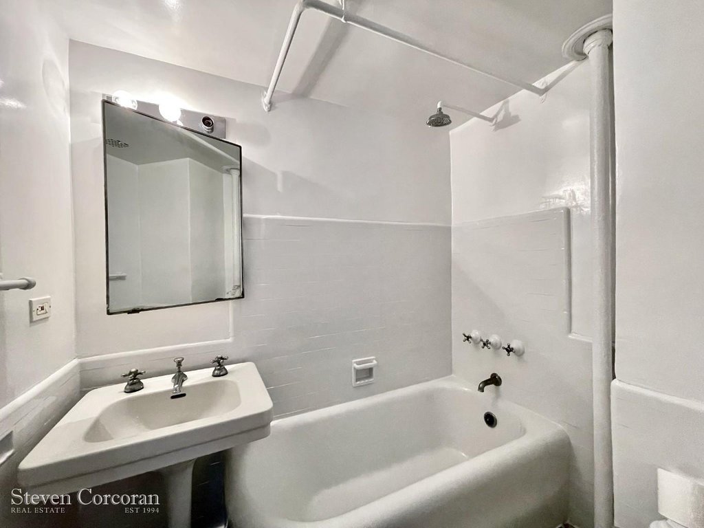 45 Tudor City Place, Unit 614 photo 4