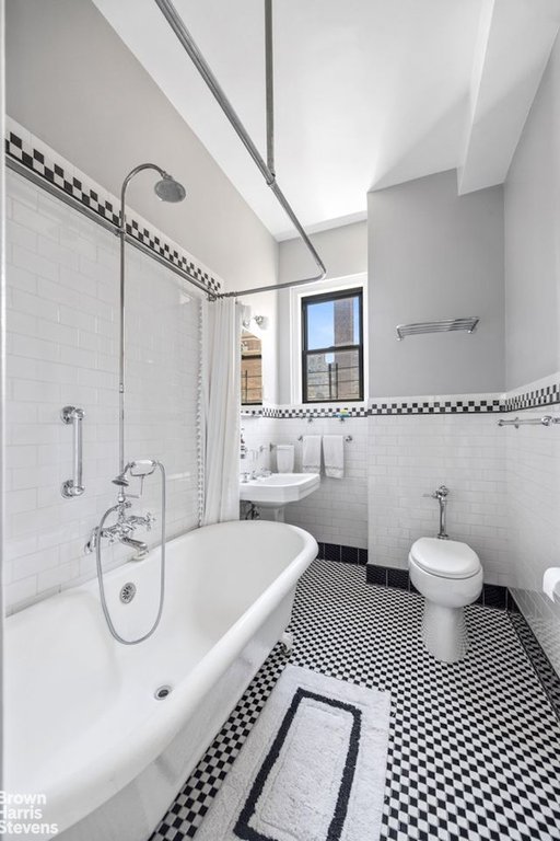 1349 Lexington Avenue, Unit 8G photo 5