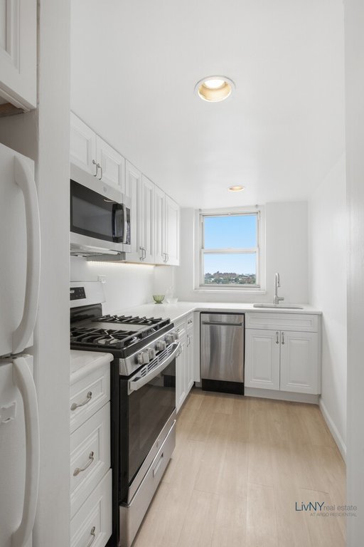 520 East 76th Street, Unit 11H photo 4