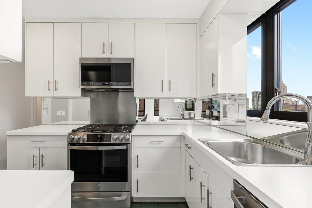 190 East 72nd Street, Unit 19B photo 4