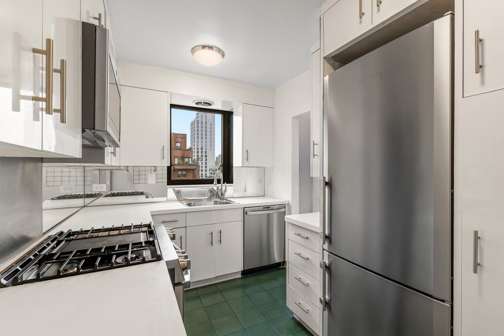 190 East 72nd Street, Unit 19B photo 5