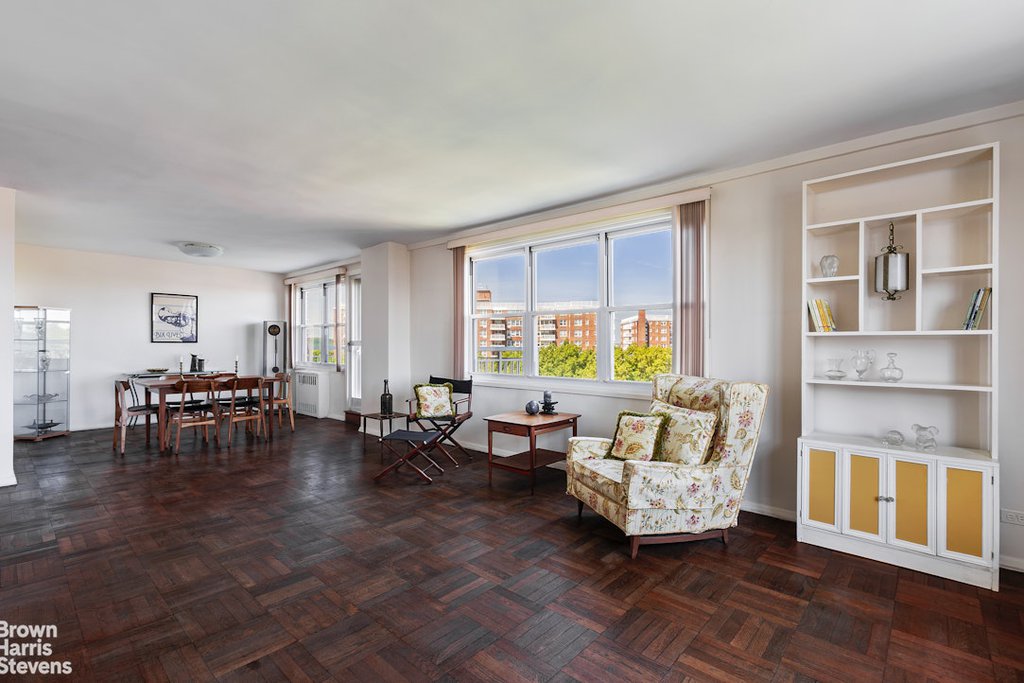3935 Blackstone Avenue, Unit 10C photo 2