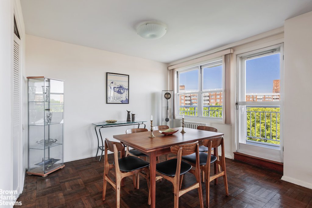 3935 Blackstone Avenue, Unit 10C photo 3