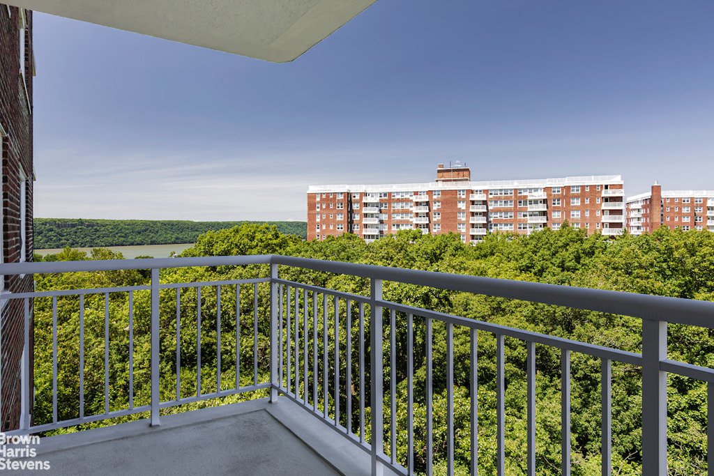 3935 Blackstone Avenue, Unit 10C photo 4