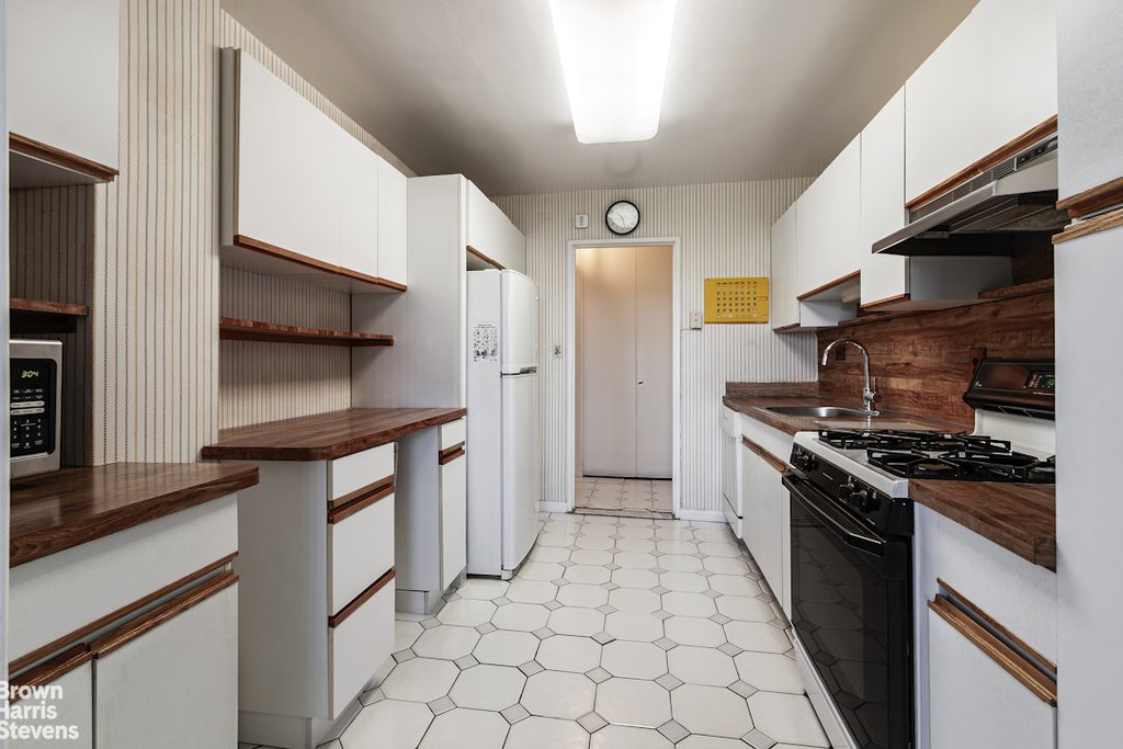3935 Blackstone Avenue, Unit 10C photo 5