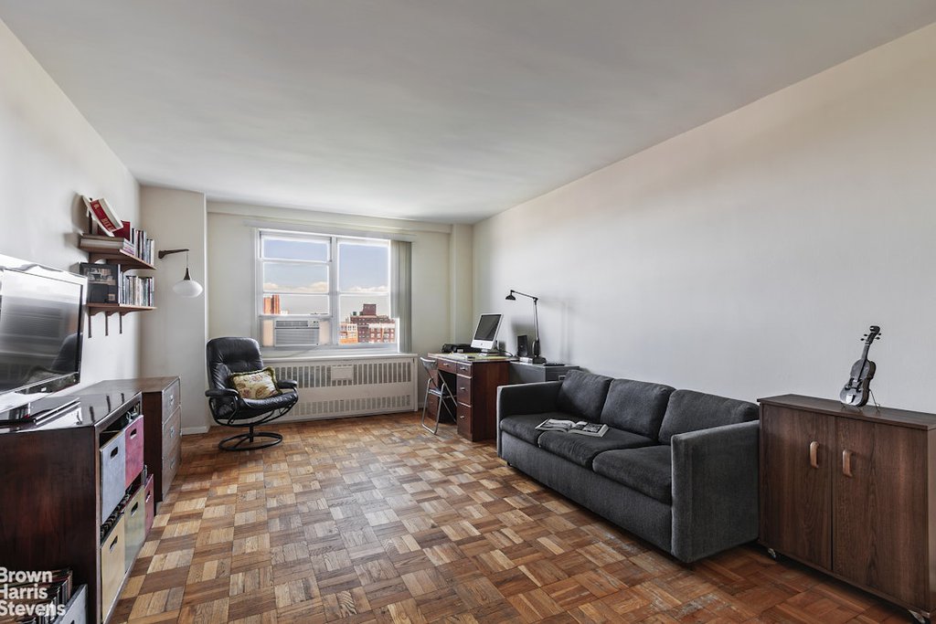 3935 Blackstone Avenue, Unit 10C photo 6