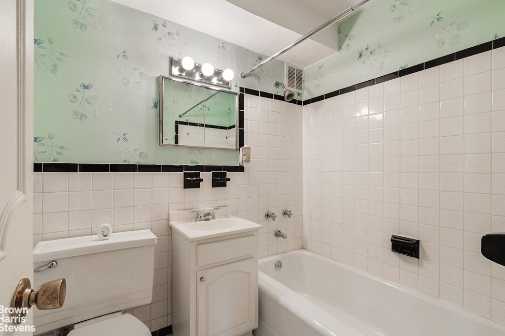 3935 Blackstone Avenue, Unit 10C photo 8