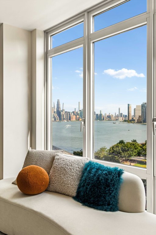 2 Northside Piers, Unit 7J photo 3