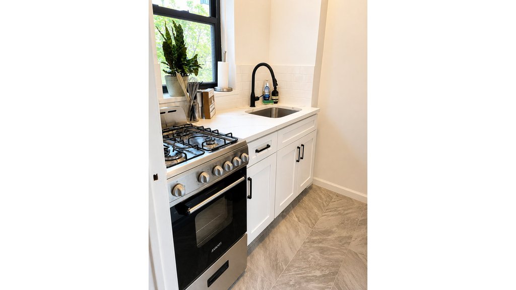 222 East 35th Street, Unit 5H photo 4