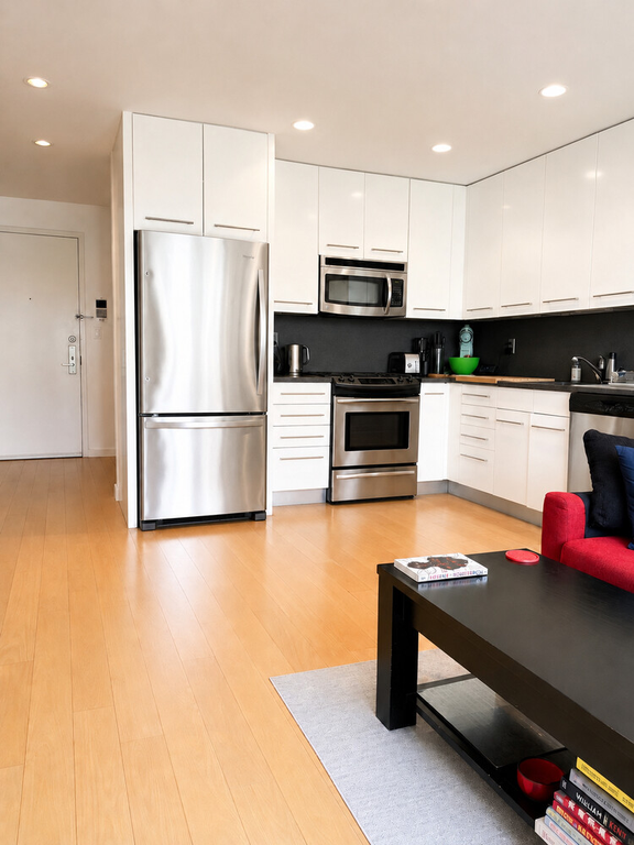 517 West 46th Street, Unit 404 photo 2