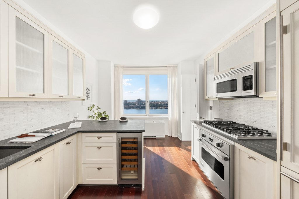 80 Riverside Boulevard, Unit 37A photo 3