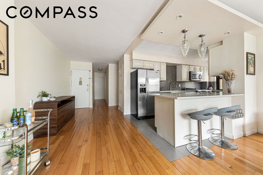 208 East Broadway, Unit J106