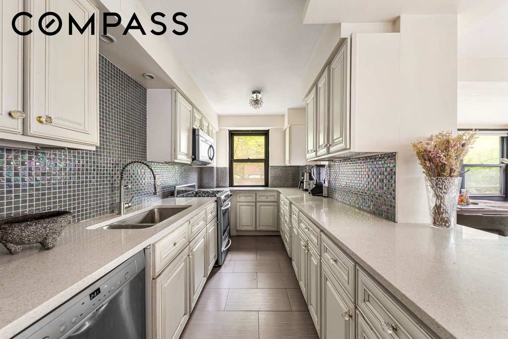 208 East Broadway, Unit J106 photo 3
