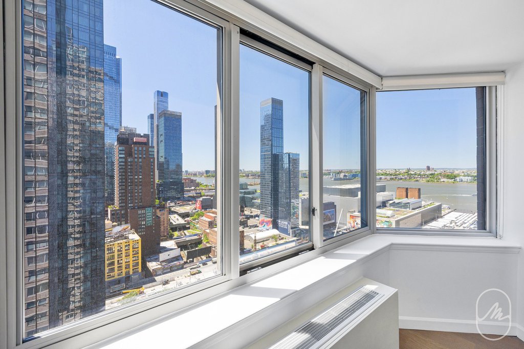 561 Tenth Avenue, Unit 44G photo 2