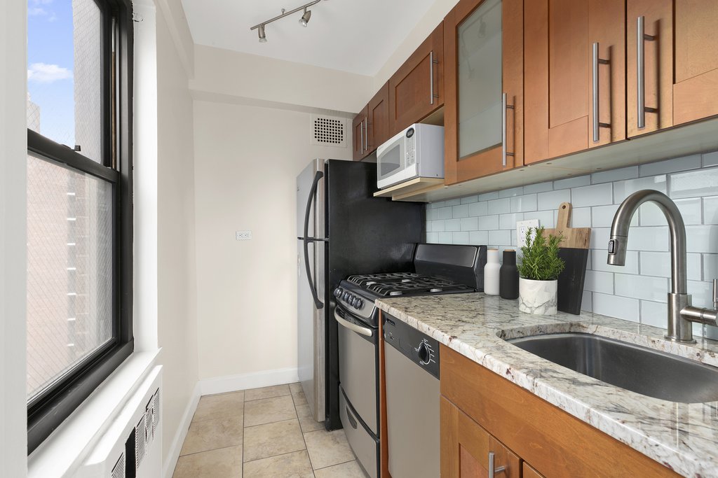 200 East 36th Street, Unit 12A photo 3