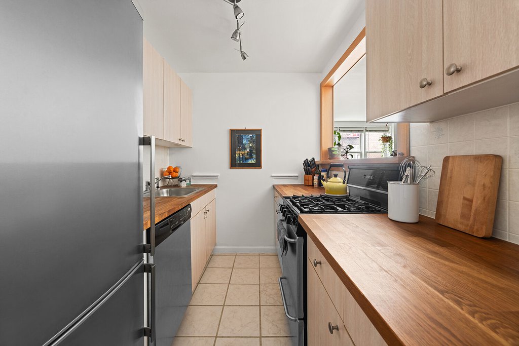 400 East 17th Street, Unit 512 photo 4