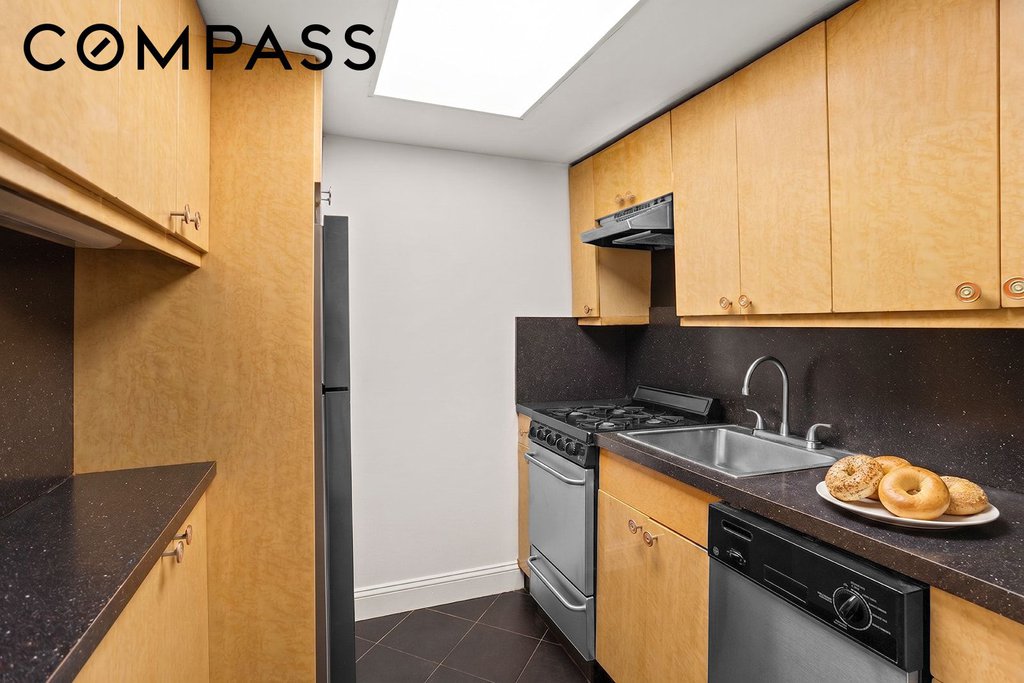 180 Thompson Street, Unit LE photo 4