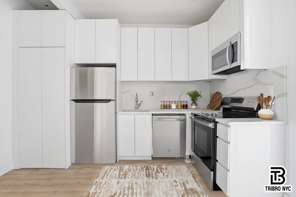 461 Lexington Avenue, Unit 3L photo 3