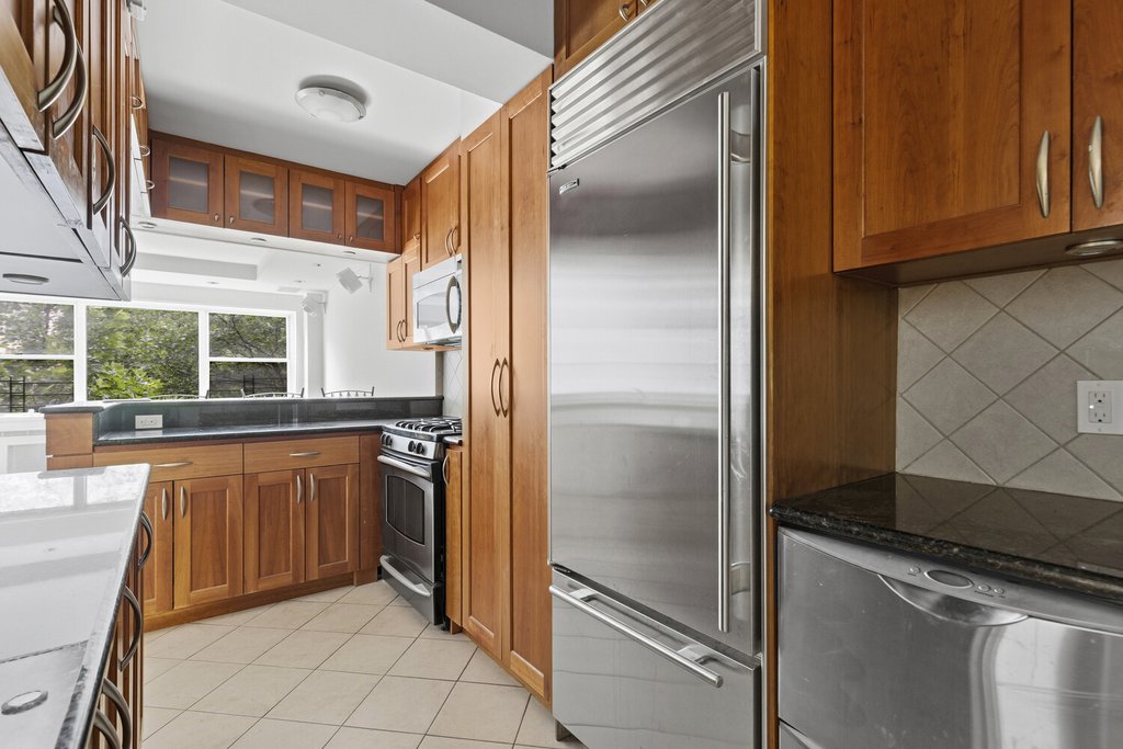 333 East 46th Street, Unit 6H photo 3