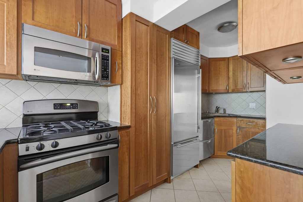 333 East 46th Street, Unit 6H photo 4