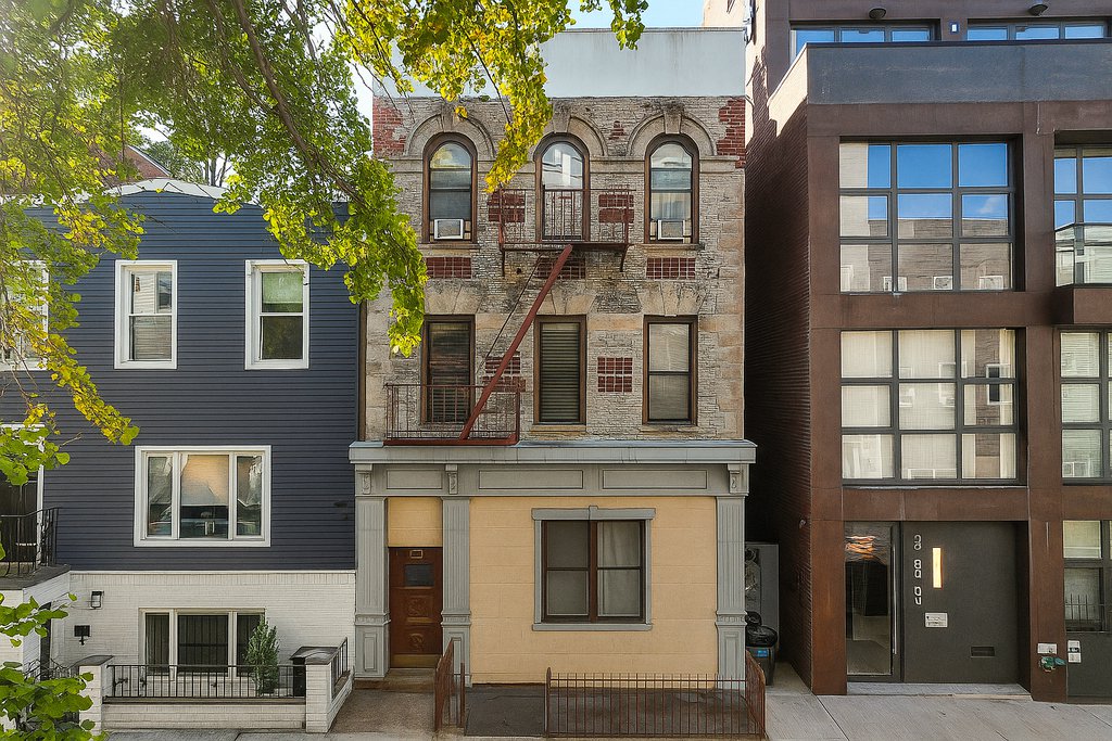 381 Manhattan Avenue