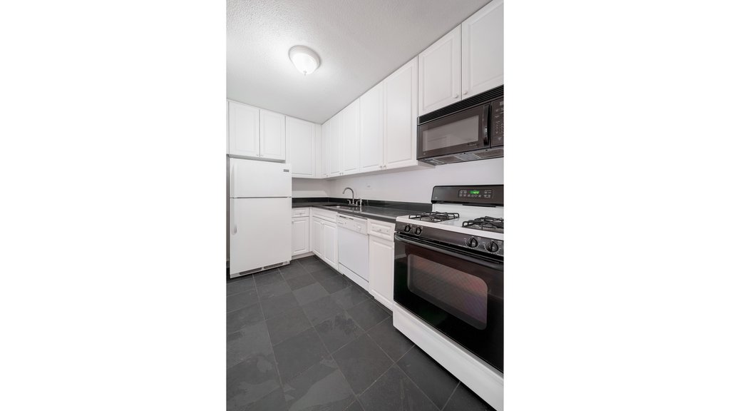 333 East 45th Street, Unit 8B photo 4