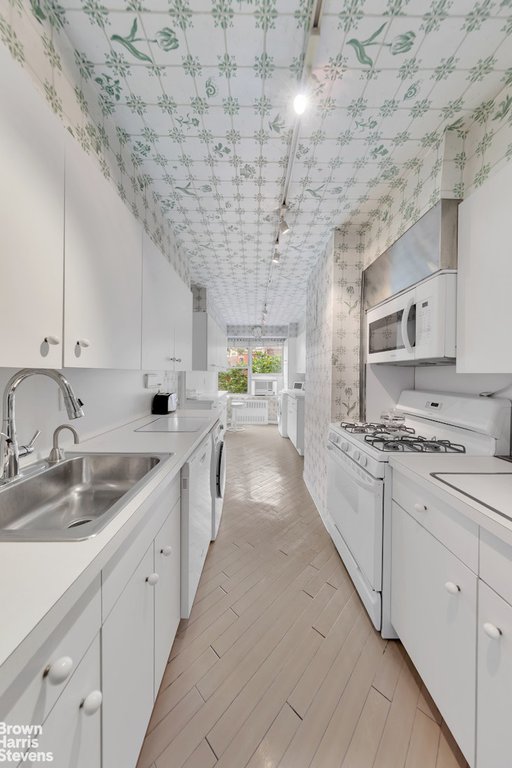 114 East 72nd Street, Unit 9C photo 4