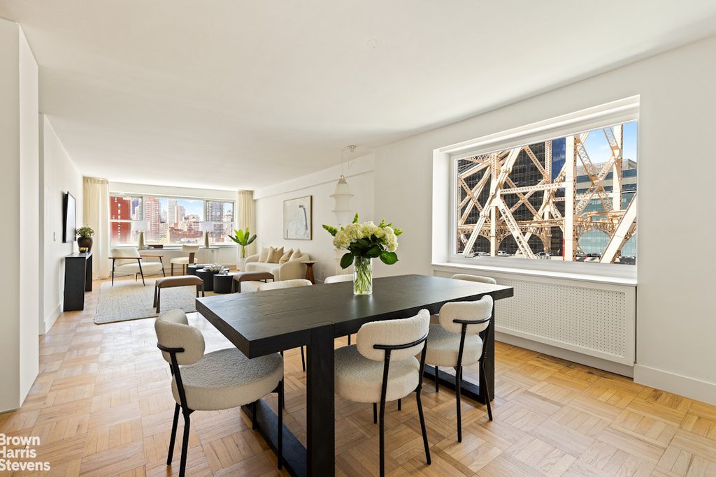35 Sutton Place, Unit 14D photo 2