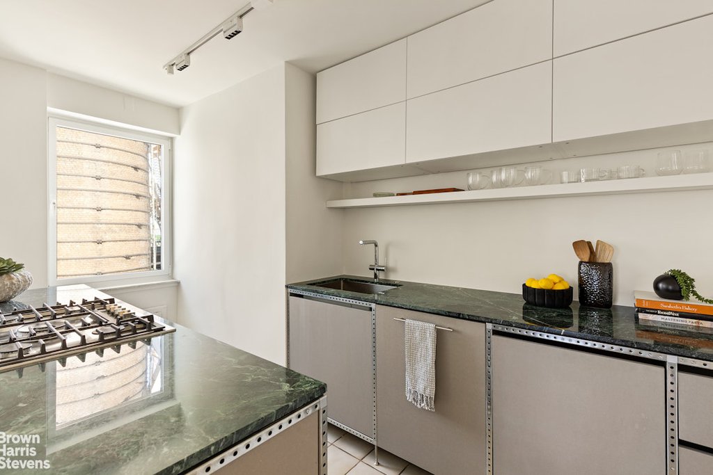 35 Sutton Place, Unit 14D photo 4