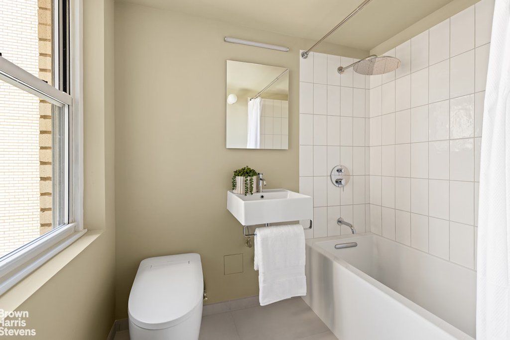 35 Sutton Place, Unit 14D photo 6