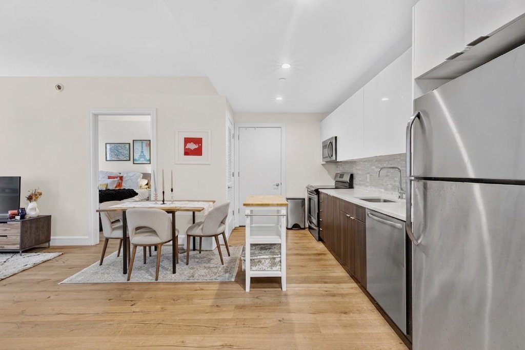 25-21 43rd Avenue, Unit 302 photo 4