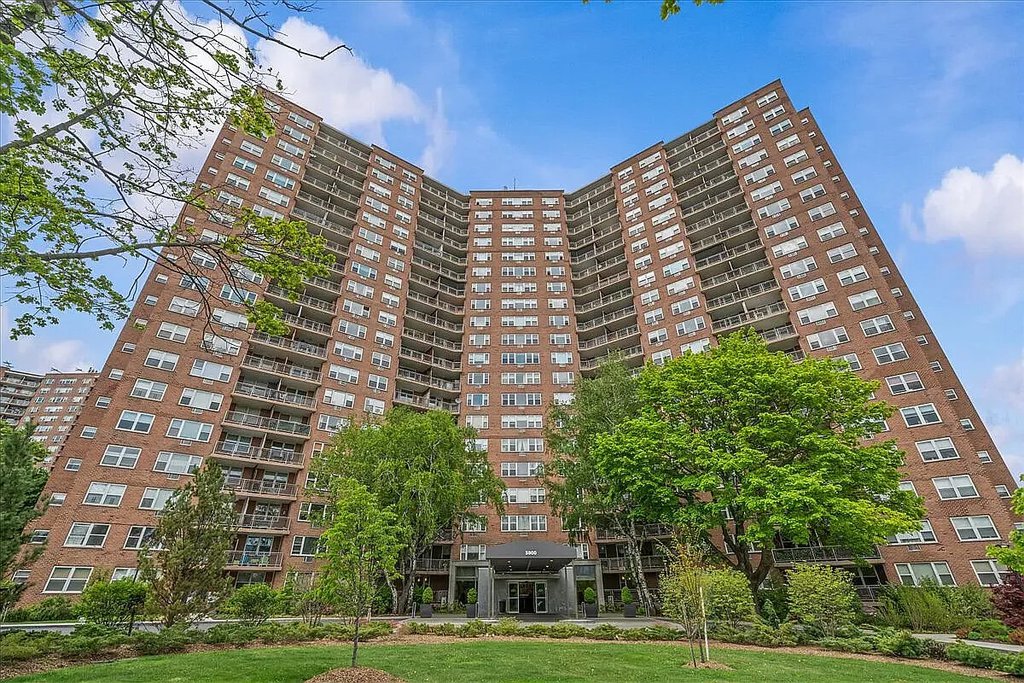 5800 Arlington Avenue, Unit 18J