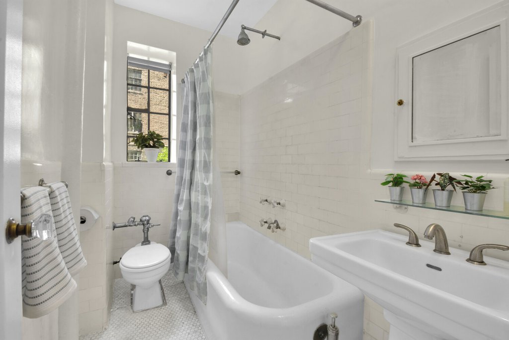 116 Pinehurst Avenue, Unit B12 photo 9
