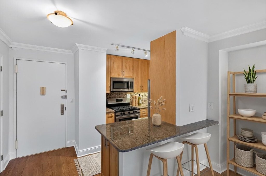 200 East 24th Street, Unit 910 photo 3